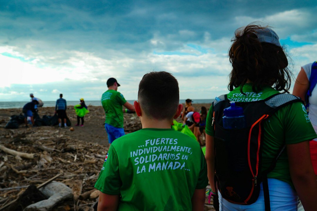 volunteers working together